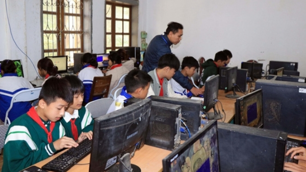 Giờ thực hành môn Tin học tại Trường Tiểu học và Trung học cơ sở Thôn Mòn, huyện Thuận Châu, tỉnh Sơn La